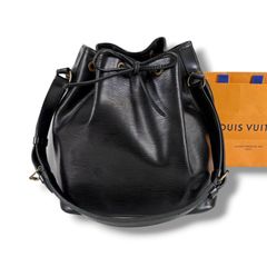 Louis Vuitton ブラック バケットバッグ　プチノエ　エピ　レザー LOUIS VUITTON ルイヴィトン プチノエ 巾着型 ワンショルダーバッグ