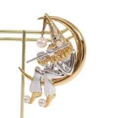 59 MIKIMOTO 月に座る道化師 楽器を持つピエロのブローチ シルバー