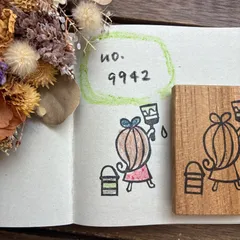 スタンプ　No. 9942ハケを持った女の子
