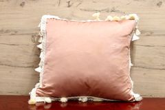 ZARA HOME フェザークッション ゴールド - メルカリ