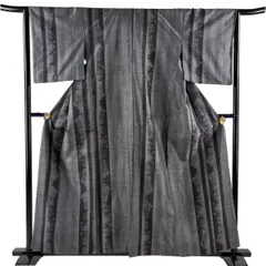 【美品】 紬 身丈158cm 裄丈63.5cm S 袷 縞 幾何学模様 墨色 正絹 秀品 【中古】のサムネイル
