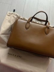 美品】【保管袋・タグ】TOUT Y EST スエード バッグ SMALL - メルカリ