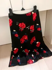 ハンサム Club Monaco レーヨン100% ローズ スカート ブラックフラワーレッドフレアロングスカート シルキーサテン