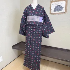 【き792】上品 小紋 絣風 井桁 花文様 黒地 身丈148cm 裄63cm カジュアル 普段着 街着 レトロ 着物 きもの