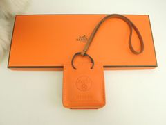 HERMES AirTag レザーキーホルダー レッド - メルカリ
