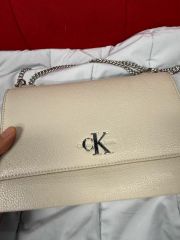 カルバンクライン ショルダーバッグ 白 モノグラム CKメタルロゴ 財布 