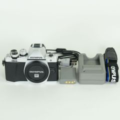 OLYMPUS OM-D E-M1 初代 ボディキャップレンズ純正バッテリー2個