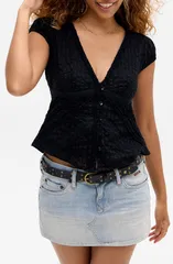 アーバンアウトフィッターズ レディース トップス シャツ フリル コットン レース BDG Urban Outfitters Robyn Ruffle Cotton Lace Top Black ブラのサムネイル