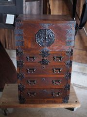 李朝家具 頭バンダジ ケヤキ無垢 民芸家具 小箪笥 欅 真鍮金具 R8YE342 李朝家具 頭バンダジ ケヤキ無垢 民芸家具 小箪笥 欅 真鍮金具 R8YE342