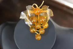 KT133琥珀色（べっ甲風）葡萄（ぶどう）ヴィンテージブローチ