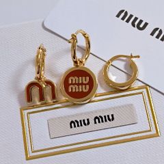 miumiu クリスタル付 メタルピアス ロング - メルカリ