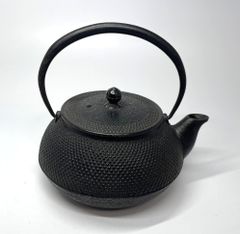 釜師 熊谷健次郎作 鉄瓶 南部鉄器 霰 アラレ ひねり鉉 急須 平丸型
