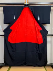 499B【アンティーク着物】黒紋付 正絹？袷 五つ紋付き 鮮やかな赤裏地 色無地 アンティーク着物 リメイク素材にも？？