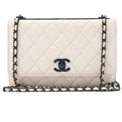 CHANEL シャネル　チェーンウォレット　トレンディCC 　マトラッセ 　ラムスキン　白　 ブラック金具　レディースバッグ　ブランド【中古】【送料無料】のサムネイル