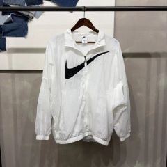 NIKE ホワイト ウィンドブレーカー & パンツ セット - メルカリ