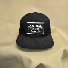 MLB ニューヨーク・ヤンキース ボックスロゴ フラットブリム スナップバック ブラック キャップ