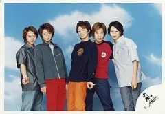 【中古】生写真(ジャニーズ) 嵐/集合(5人)/横型・膝上・松本、大野ピース・背景青空/公式生写真