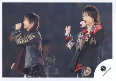 【中古】生写真(ジャニーズ) ジャニーズ/山下智久・亀梨和也/ライブフォト・横型・膝上・衣装赤・黒・体左向き・右手マイク/公式生写真のサムネイル