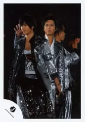 【中古】生写真(ジャニーズ) NEWS/山下智久・加藤シゲアキ/ライブフォト・膝上・衣装グレー黒白・目線左/公式生写真のサムネイル