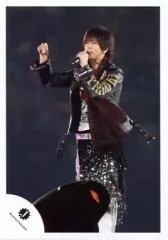 【中古】生写真(ジャニーズ) 山下智久/ライブフォト・膝上・衣装黒・左手マイク・右手グー・目線左/公式生写真のサムネイル