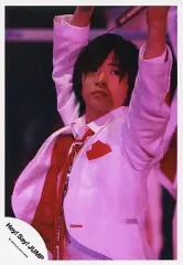【中古】生写真(ジャニーズ) 知念侑李/ライブフォト・上半身・ジャケット白・両手上げ・目線右・ピンク色ライト/公式生写真
