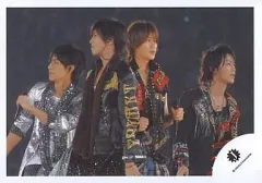 【中古】生写真(ジャニーズ) ジャニーズ/錦戸亮・山下智久・赤西仁・亀梨和也/ライブフォト・横型・膝上・衣装黒・赤・マイク/公式生写真のサムネイル
