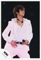 【中古】生写真(ジャニーズ) NEWS/山下智久/ライブフォト・膝上・衣装白・左手マイク・右手腰・首にイヤホンマイク・背景黒/公式生写真のサムネイル