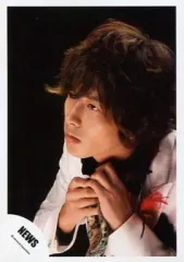 【中古】生写真(ジャニーズ) NEWS/山下智久/バストアップ・ジャケット黒・シャツ黒・両手ネクタイ・目線左向き・背景黒/公式生写真のサムネイル