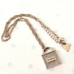 GUESS ゲス　ロゴ　錠　モチーフ　ネックレス　ローズゴールドカラーのサムネイル