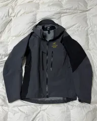 2026年最新】palace arc'teryx alpha svの人気アイテム - メルカリ