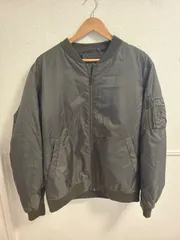 (^w^)b ユニクロ　UNIQLO　MA-1　フライトジャケット　ブルゾン　メンズ　Lサイズ　オリーブ　カーキ　緑　アウター　中綿入り　ミリタリー　古着　定番　カジュアル　冬物　秋物　防寒　ジャンパー　上着　美品 OM12786MRのサムネイル