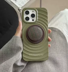 オリーブグリーン波模様 マグネット式チェック柄スタンド付き iPhone14/15/16ProMax 対応スマホケース