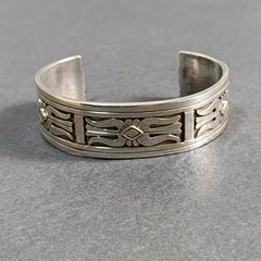 NAVAJO ナバホ Curtis Pete スタンプワークワイドバングル 重厚 NAVAJO ナバホ Curtis Pete スタンプワークワイドバングル 重厚 - メルカリ