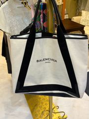 BALENCIAGA シルクスカーフ 花柄 ホワイト - メルカリ