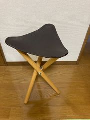 トライポッド スツール 木製脚 ブラックレザー 折りたたみ式 トライポッド スツール 木製脚 ブラックレザー 折りたたみ式 - メルカリ