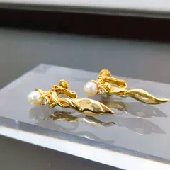 【リーフモチーフ】ロングイヤリング パール調 ストーン付き ゴールド 揺れ感 上品 レディース