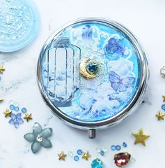 再販未定☆ キラキラお月様のピルケース ハンドメイドピルケース