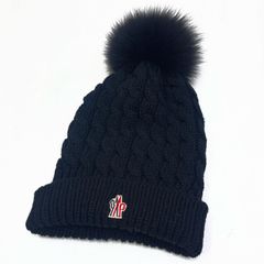 Moncler ケーブル編みニット帽 希少なライトブルー - メルカリ