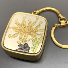 [Hiko] Rare Sankyo Music Box Keychain with Chrysanthemum Flower Engraving, Retro Antique, Rare, Chrysanthemum, Winding and Sound Confirmed [4803SY] E24