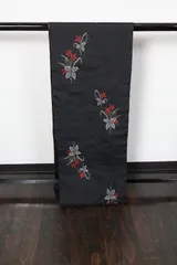 大島紬反物　新品　黒　グレー　赤　緑　白　七マルキ　R268のサムネイル