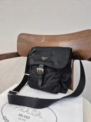 プラダ PRADA メッセンジャーバッグ ワンポケット クロスバッグのサムネイル