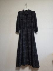 新品 アマカ ハンドドローイングチェックタックワンピース 38 濃紺