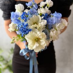 淡めブルーの透明感ブーケ　ウェディング　結婚式　前撮り　フォトウェディング　花束 淡めブルーの透明感ブーケ ウェディング 結婚式 前撮り フォト