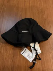 新商品 JACQUEMUS ジャックムス ル・ボップ アーティチョーク バケットハット ブラック (サイズ 58)のサムネイル