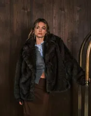 モンキ レディース アウター コート Monki oversized short faux fur coat with collar detail in dark chocolate Chocolatのサムネイル
