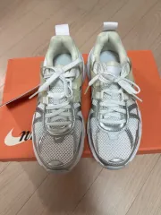 (新品) NIKE V2K ランニングシューズ 白/シルバー 220