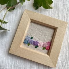 チ*ロ様 ハンドメイドミニ刺繍フレーム　雨の日の紫陽花と猫 ハンドメイドミニ刺繍フレーム 雨の日の紫陽花と猫 - メルカリ