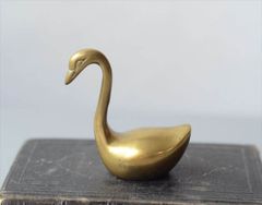 クロヌマタカトシさん スワン ブローチ - メルカリ