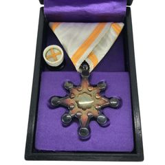 勲章 勲八等瑞宝章☆1888年（昭和21年）～／純銀製／ - メルカリ