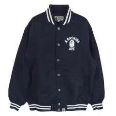 A BATHING APE アベイシングエイプ 001GDM201001H カレッジ ロゴ プリント ナイロン ブルゾン スタジャン ネイビー系 S【新古品】【未使用】【中古】のサムネイル